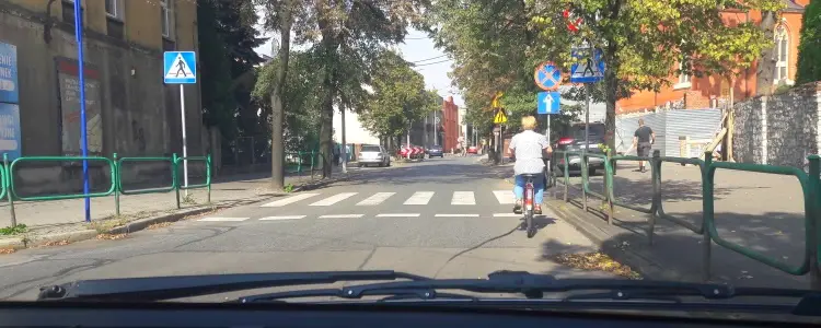 Czy na przejściu dla pieszych, przy zachowaniu szczególnej ostrożności wolno Ci wyprzedzać rowerzystę ?